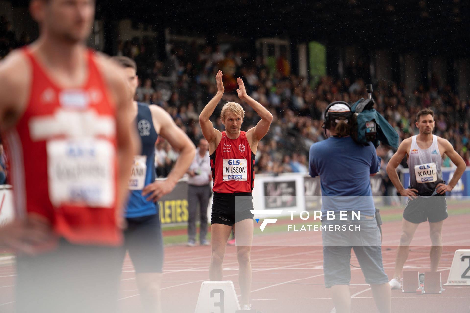 Marcus Nilsson (SWE) vor dem 400m Start am 07.05.2022 beim Stadtwerke Ratingen Mehrkampf-Meeting 2022 in Ratingen